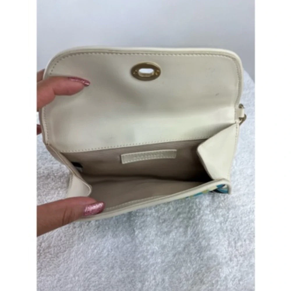 Ann Taylor capture attention